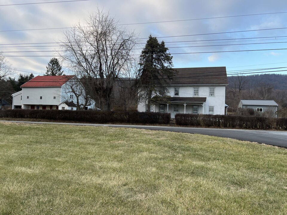 317 Machamer Rd in Douglassville, PA - Building Photo