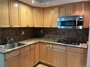 126 Woodside Green in Stamford, CT - Building Photo - Building Photo