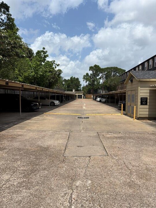 357 N Post Oak Ln in Houston, TX - Building Photo