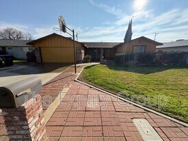 1413 W Cambridge Ave in Visalia, CA - Building Photo