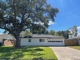 2825 8th Ave N in Texas City, TX - Building Photo