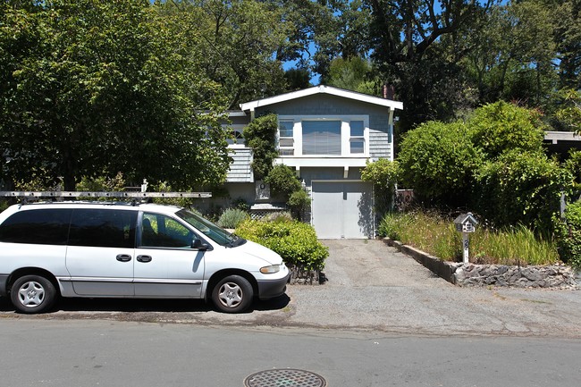 22 Rosebank Ave in Kentfield, CA - Building Photo - Building Photo