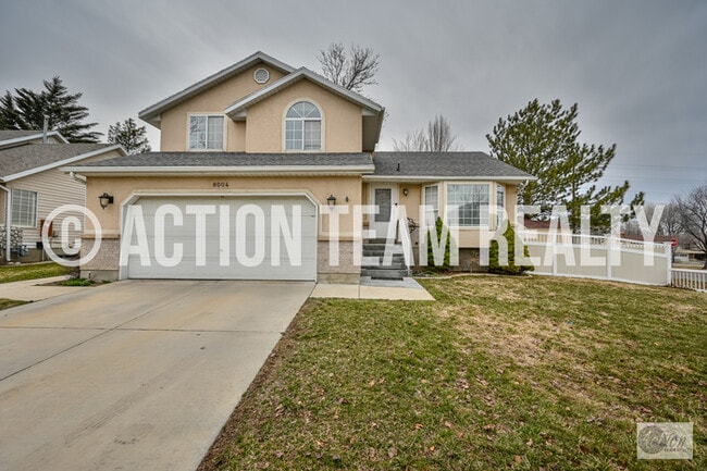 8004 Old Barn Dr in Sandy, UT - Building Photo - Building Photo