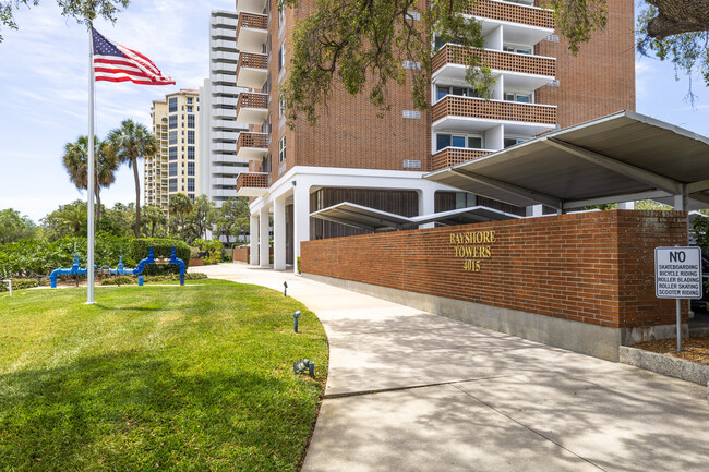 Bayshore Towers in Tampa, FL - Building Photo - Building Photo