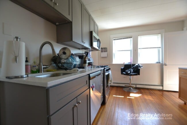 110 Kenrick St, Unit 1 in Boston, MA - Foto de edificio - Building Photo
