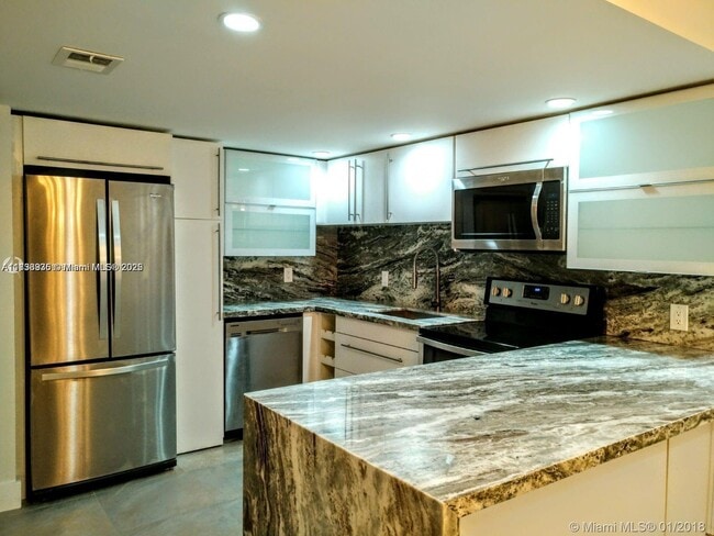 589 N University Dr in Plantation, FL - Building Photo - Building Photo