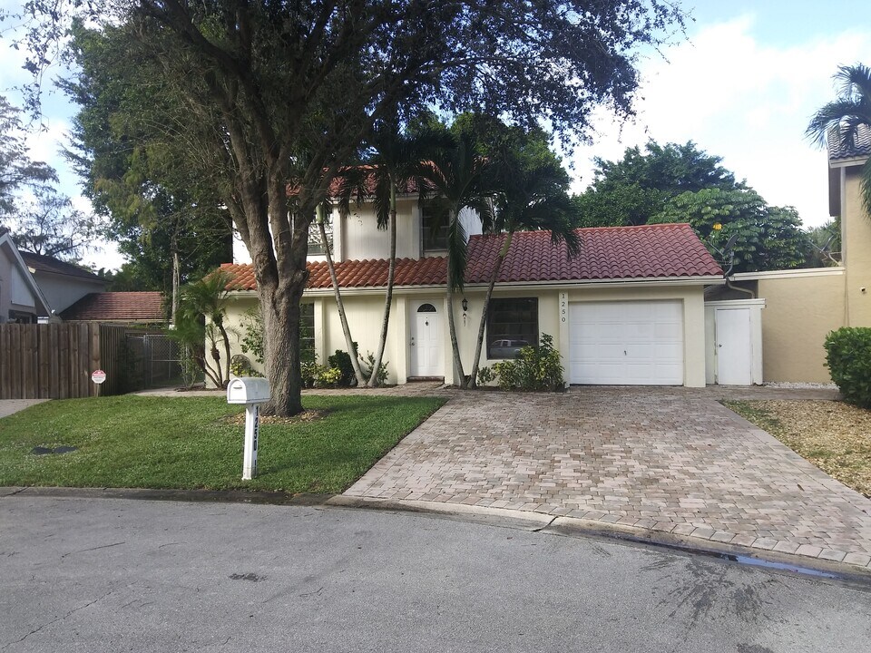 1250 NW 90th Way in Coral Springs, FL - Foto de edificio
