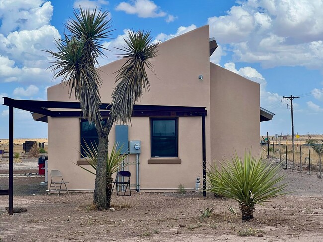 93300 US-90 in Marfa, TX - Foto de edificio - Building Photo