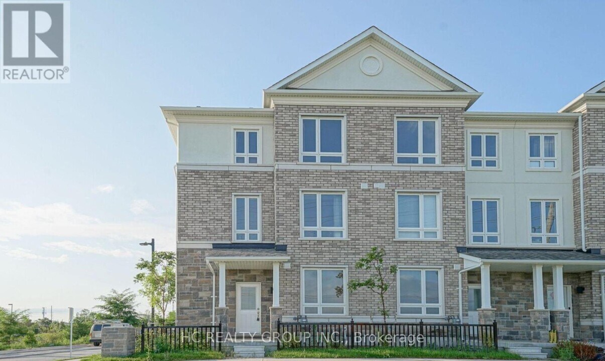 2 Chicago Ln in Markham, ON - Building Photo