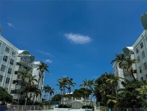 484 NW 165th St in Miami, FL - Building Photo - Building Photo