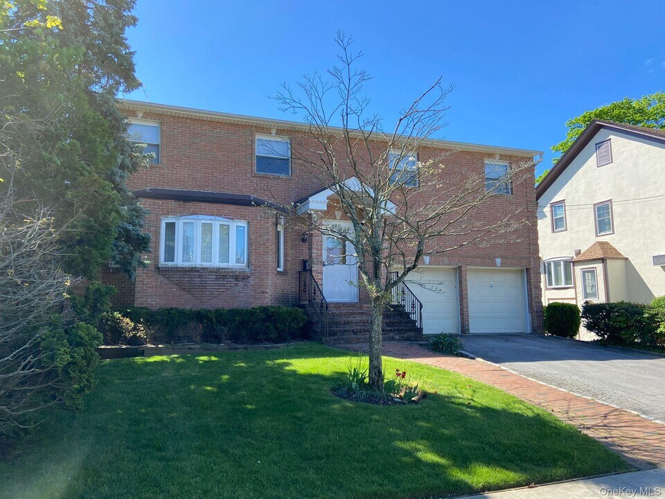 375 Marlborough Rd in Cedarhurst, NY - Building Photo
