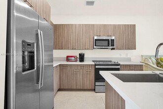 8301 NW 41st St in Doral, FL - Building Photo - Building Photo