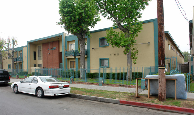 Maximes in Panorama City, CA - Foto de edificio - Building Photo