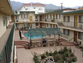 2333 Mira Vista Ave in Montrose, CA - Building Photo - Building Photo