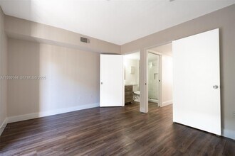 6806 NW 166th Terrace in Hialeah, FL - Foto de edificio - Building Photo