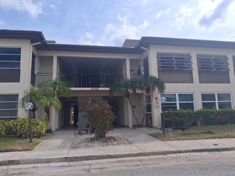 5108 Amulet Dr in New Port Richey, FL - Foto de edificio