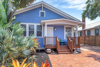 1676 Oak St in Sarasota, FL - Foto de edificio - Building Photo