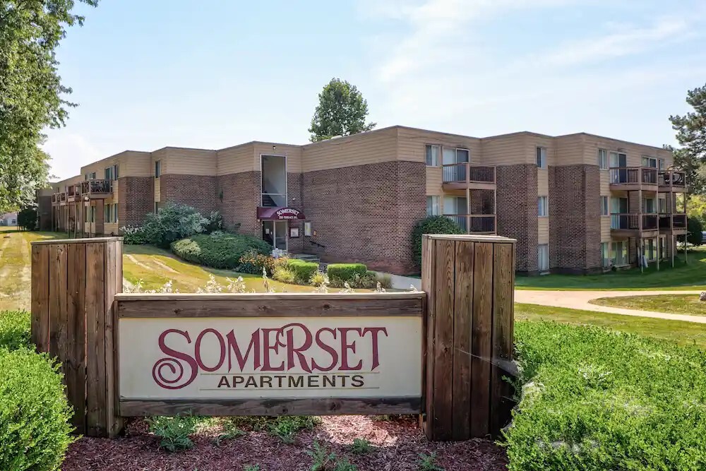 Somerset Apartments in Flushing, MI - Foto de edificio