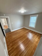 23 Gridley St, Unit First Floor in Bristol, CT - Foto de edificio - Building Photo