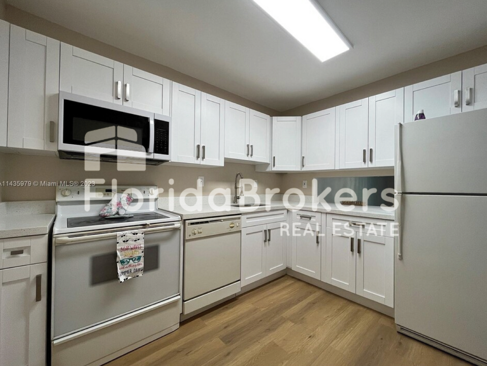 5530 N Lakewood Cir in Margate, FL - Building Photo