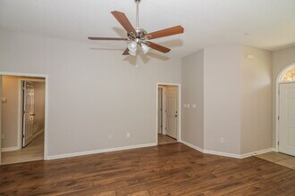 824 W E Ross Pkwy in Southaven, MS - Foto de edificio - Building Photo