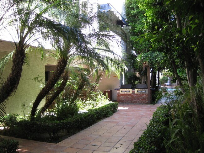 18530 Hatteras St, Unit 302 in Los Angeles, CA - Building Photo