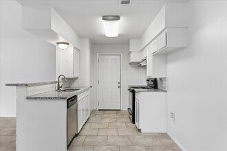 5850 Southminster Dr in Houston, TX - Building Photo - Building Photo
