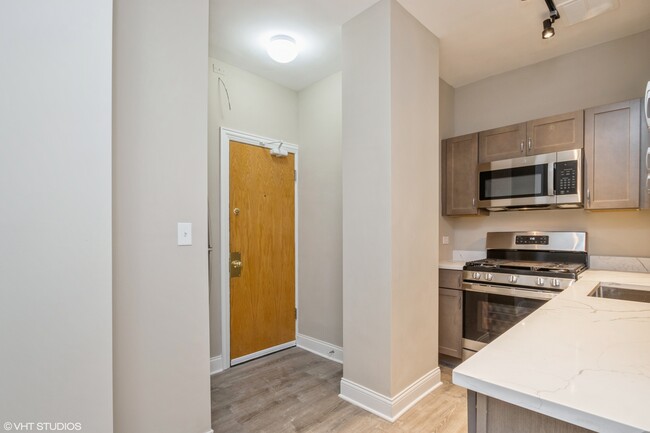 432 W Belmont Ave, Unit 703 in Chicago, IL - Building Photo - Building Photo