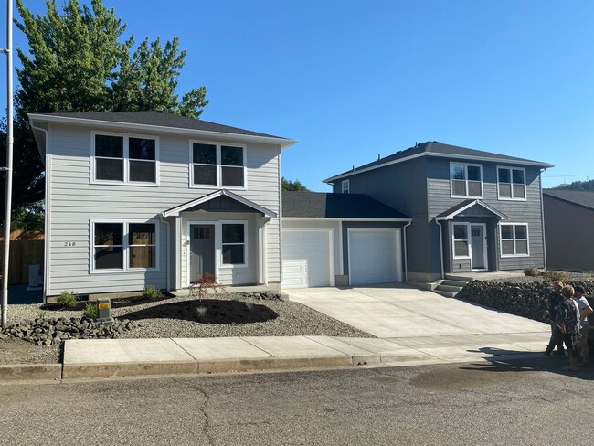 240-242 NE College Dr in Roseburg, OR - Foto de edificio - Building Photo