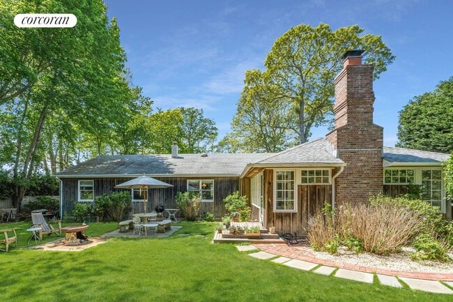 179 Redwood Rd in Sag Harbor, NY - Foto de edificio - Building Photo