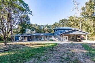 229 Bishop St in Livingston, TX - Foto de edificio - Building Photo