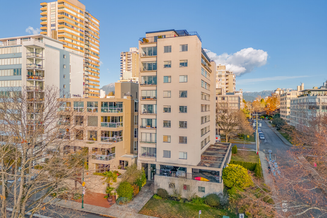 Sunset and Sea Apartments in Vancouver, BC - Building Photo