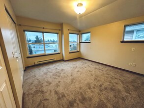 9025 18th Ave SW, Unit B in Seattle, WA - Foto de edificio - Building Photo