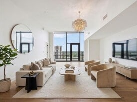 70 Rainey St in Austin, TX - Building Photo