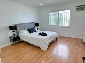 546 N Normandie Ave, Unit Large 3 bedrooms in Los Angeles, CA - Building Photo - Building Photo