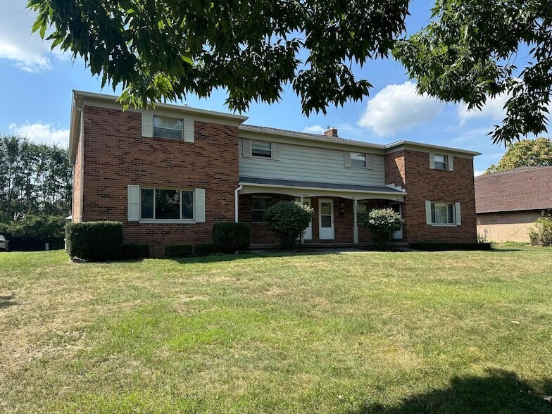 4867 Dierker Rd in Upper Arlington, OH - Foto de edificio