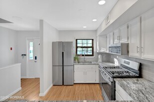 51 Queens Way in Englishtown, NJ - Building Photo