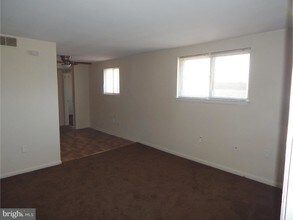 9712-26 Bustleton Ave-Unit -25 in Philadelphia, PA - Foto de edificio - Building Photo