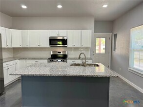 506 N Crockett Ave in Cameron, TX - Building Photo - Building Photo