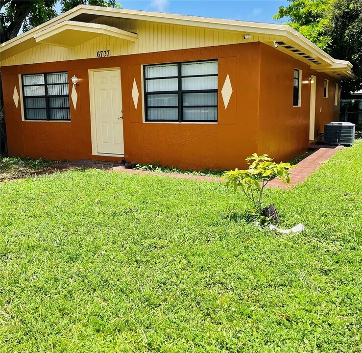 6737 NW 6th Ct in Miami, FL - Building Photo