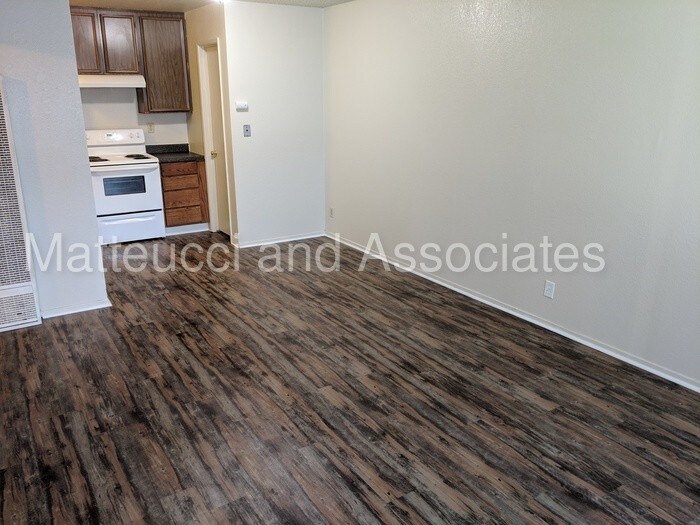 323 Locust St-Unit -7 in Lodi, CA - Building Photo