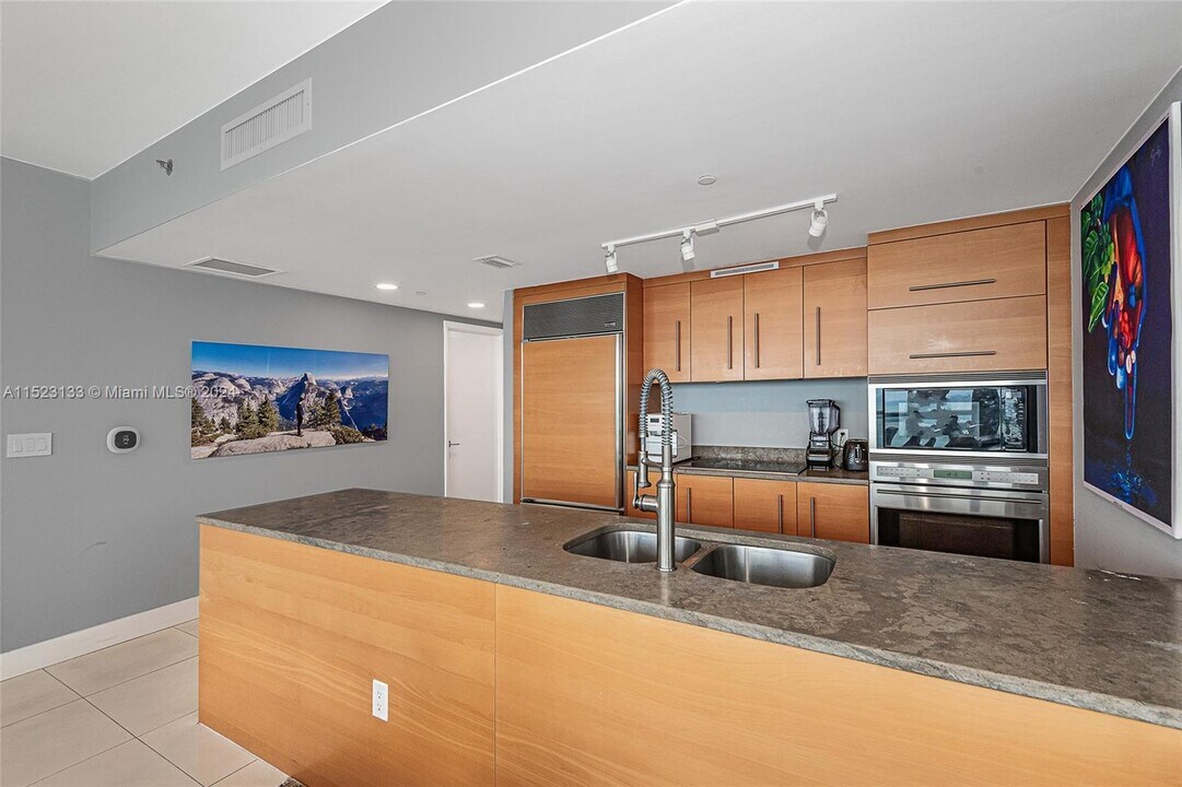 465 Brickell Ave, Unit 5101 in Miami, FL - Building Photo