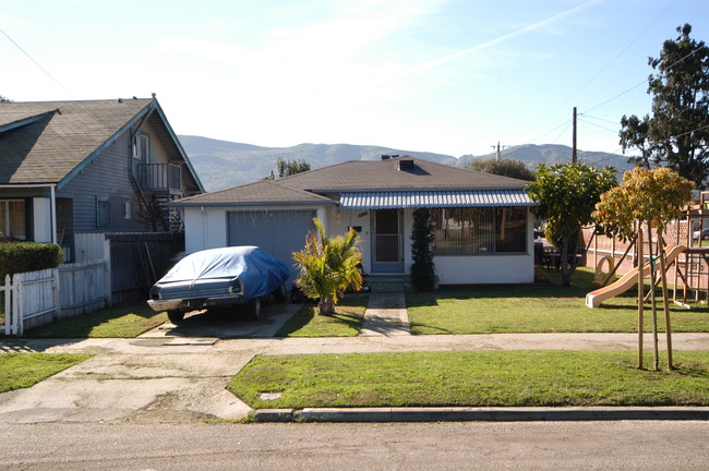 300 E Santa Paula St in Santa Paula, CA - Building Photo - Building Photo