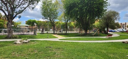 9440 W Flagler St in Miami, FL - Foto de edificio - Building Photo