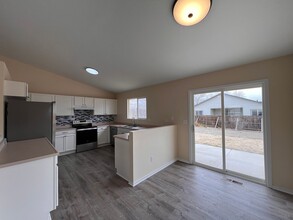 103 Double Eagle Dr in Fernley, NV - Building Photo - Building Photo