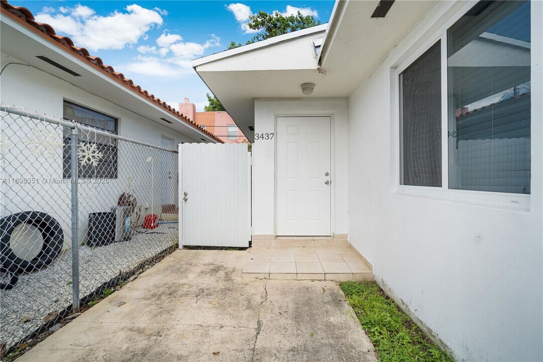 3437 SW 25th St in Miami, FL - Building Photo