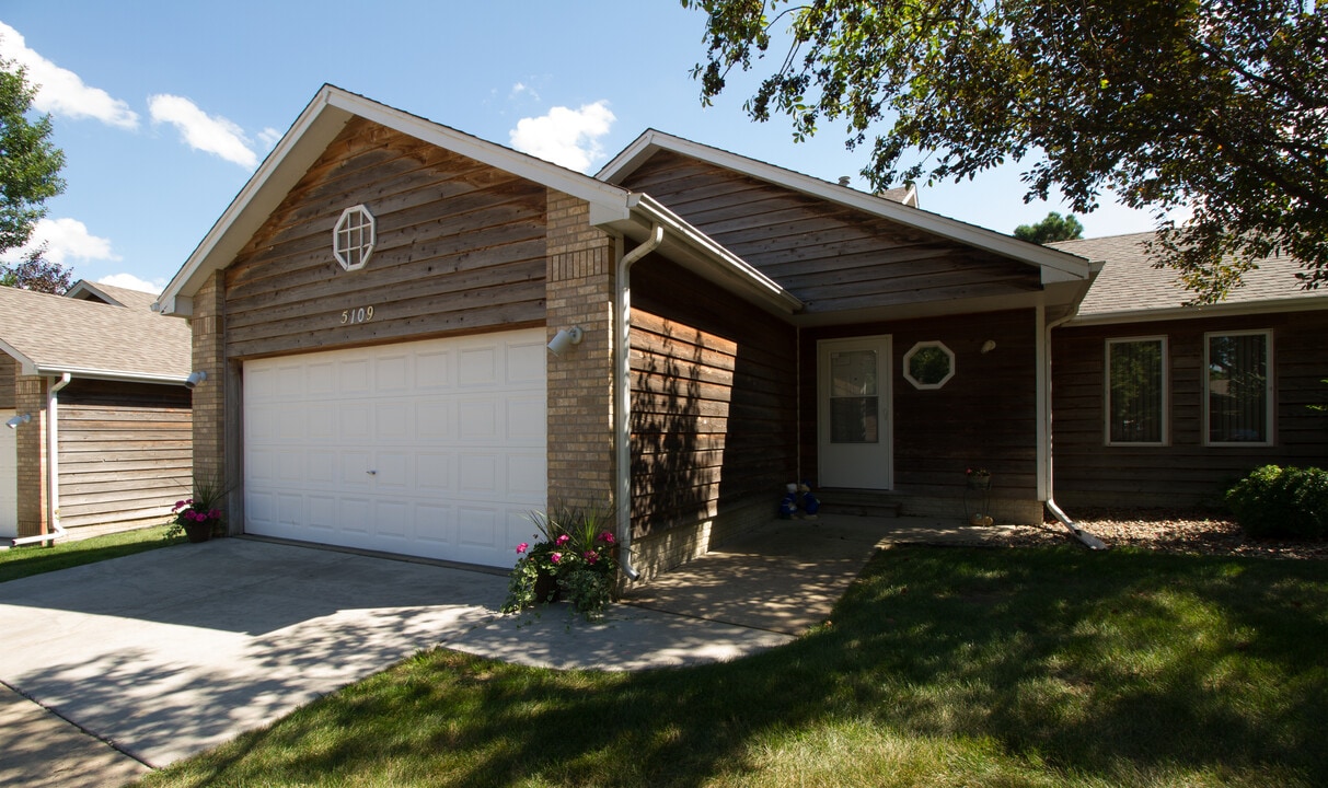 Cottage West Twin Homes in Sioux Falls, SD - Foto de edificio