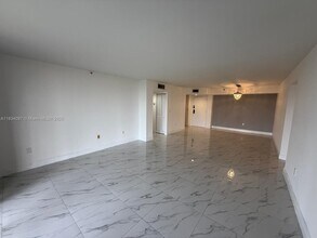 900 NE 195th St in Miami, FL - Building Photo - Building Photo
