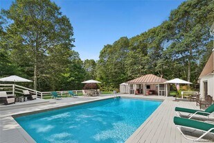 11 Sandown Ct in Wainscott, NY - Building Photo