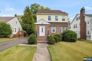 331 Gilbert St in Ridgewood, NJ - Building Photo